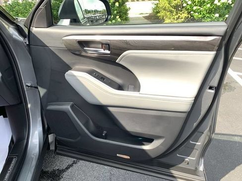 Certified 2026 Toyota Highlander Platinum AWD/4WD image 13