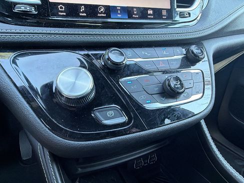 Used 2025 Chrysler Pacifica Limited FWD image 34