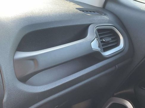 Used 2020 Jeep Renegade Latitude FWD image 30