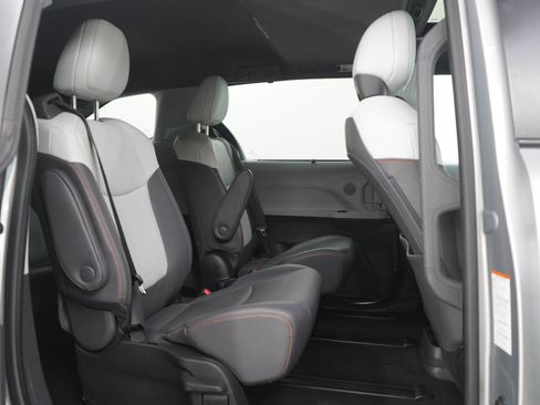 Used 2022 Toyota Sienna XSE AWD/4WD image 12
