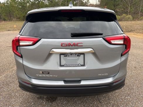Used 2024 GMC Terrain SLE image 8
