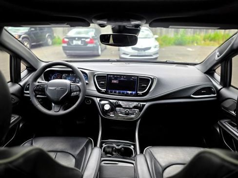 Used 2022 Chrysler Pacifica Limited w/ S Appearance Package FWD image 9