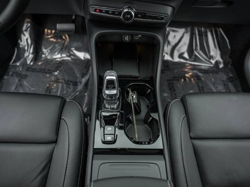 Certified 2025 Volvo XC40 B5 Ultra w/ Climate Package image 31