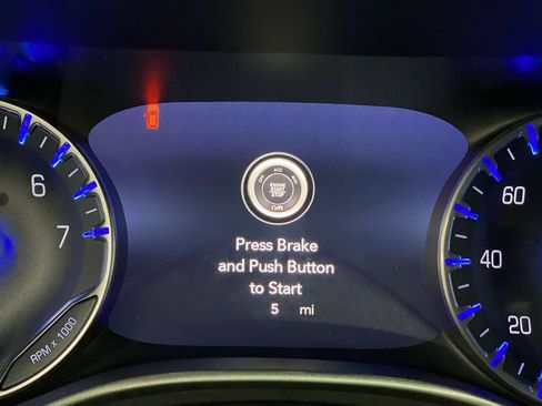 Used 2021 Chrysler Pacifica Touring w/ Uconnect Theater Family Group FWD image 15