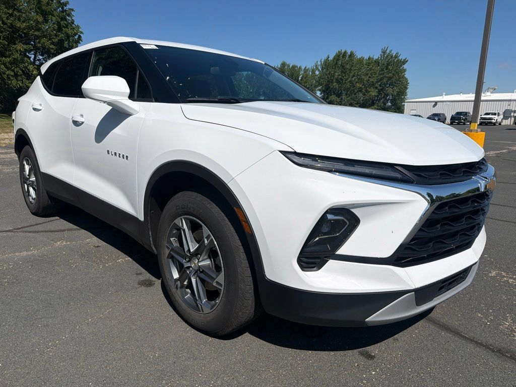 Certified 2025 Chevrolet Blazer LT FWD image 1