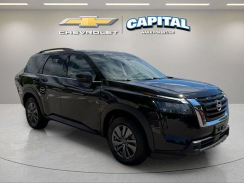 Used 2025 Nissan Pathfinder SV FWD image 7