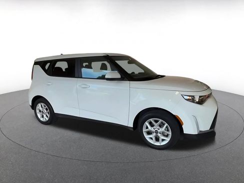 Used 2025 Kia Soul LX w/ LX Technology Package FWD image 2