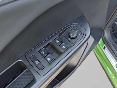 Certified 2025 Volkswagen Taos SE image 20