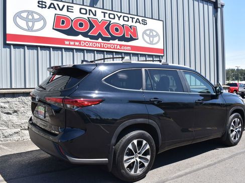 Used 2023 Toyota Highlander XLE AWD/4WD image 5