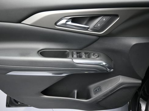 Used 2025 Chevrolet Traverse LT FWD image 25