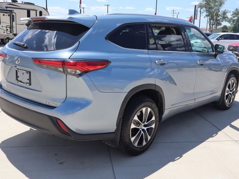 Used 2022 Toyota Highlander XLE AWD/4WD image 5