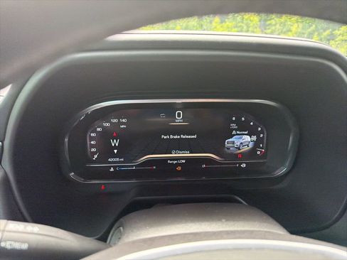 Used 2023 GMC Yukon XL SLT w/ SLT Luxury Package AWD/4WD image 2
