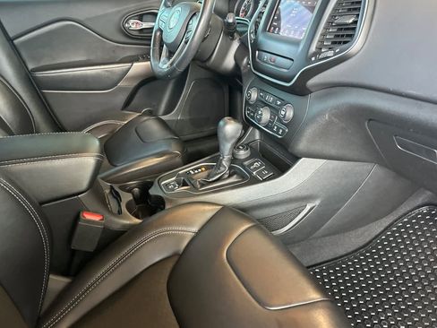 Used 2019 Jeep Cherokee Latitude Plus w/ Comfort/Convenience Group image 16