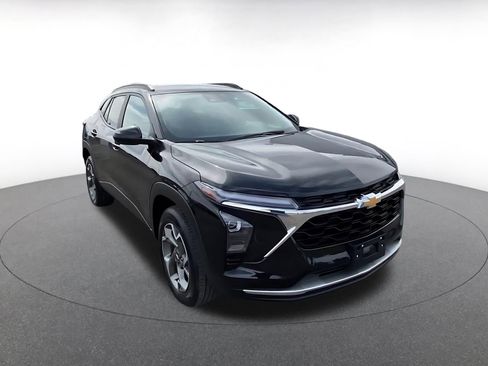 Used 2025 Chevrolet Trax LT w/ LT Convenience Package image 3