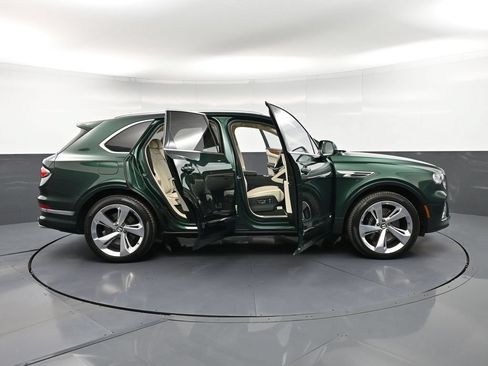 Used 2022 Bentley Bentayga AWD/4WD image 39