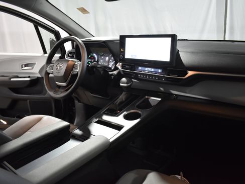 Used 2025 Toyota Sienna XLE FWD image 33