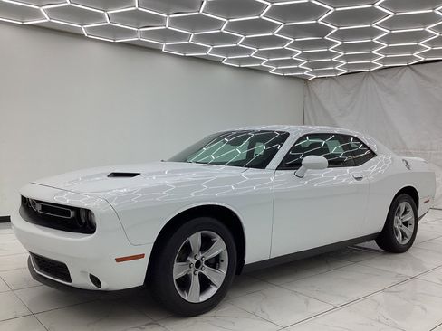 Used 2019 Dodge Challenger SXT RWD image 6