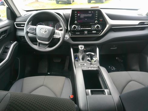 Used 2022 Toyota Highlander LE image 31