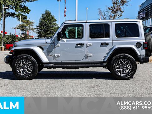 Used 2024 Jeep Wrangler Sahara image 8