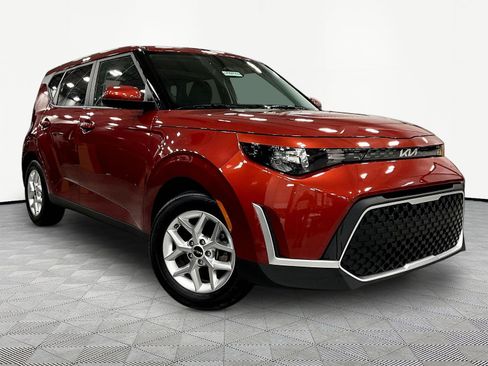 Used 2023 Kia Soul LX w/ LX Technology Package FWD image 3
