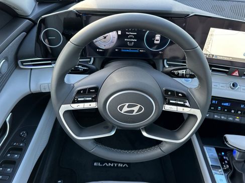 Used 2025 Hyundai Elantra Limited image 13