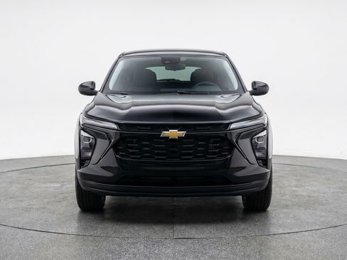 Used 2025 Chevrolet Trax LT FWD image 2