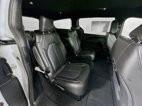Certified 2025 Chrysler Pacifica Select image 38