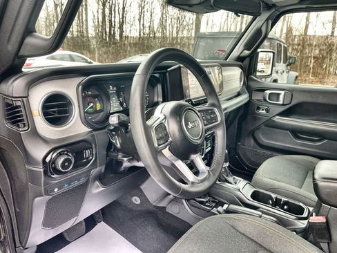 Used 2025 Jeep Wrangler Unlimited Sahara AWD/4WD image 10