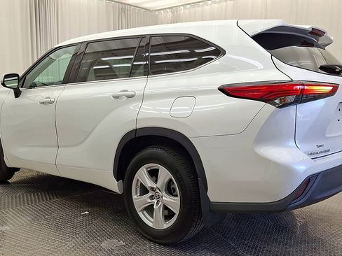 Used 2022 Toyota Highlander LE AWD/4WD image 9