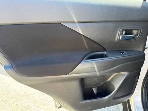 Used 2020 Mitsubishi Outlander ES image 22