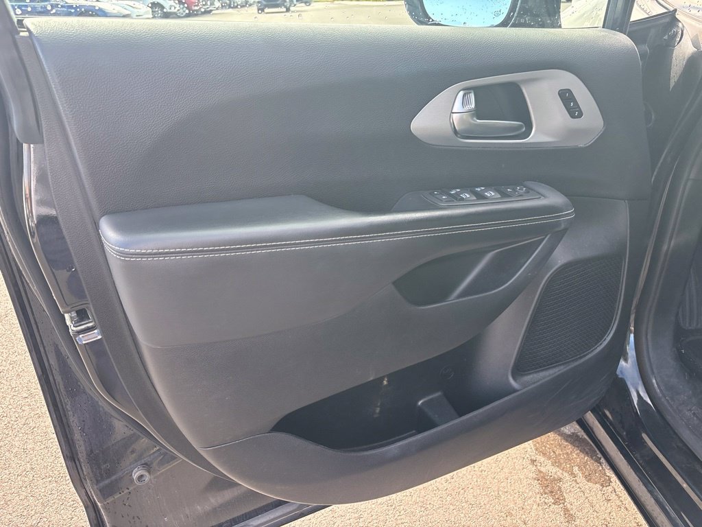 Used 2023 Chrysler Pacifica Limited w/ S Appearance Package AWD/4WD image 4