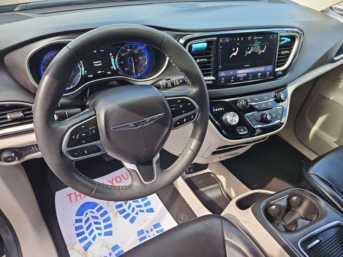 Used 2023 Chrysler Pacifica Touring-L FWD image 12