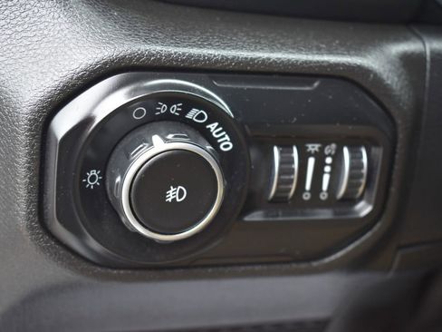Used 2018 Jeep Wrangler Unlimited Sahara AWD/4WD image 28