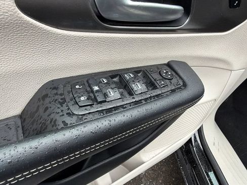 Used 2024 Chrysler Pacifica Limited FWD image 19