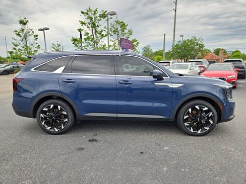 Used 2025 Kia Sorento EX w/ Panoramic Sunroof Package FWD image 6