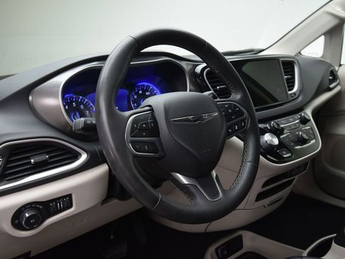 Used 2023 Chrysler Pacifica Touring-L image 13