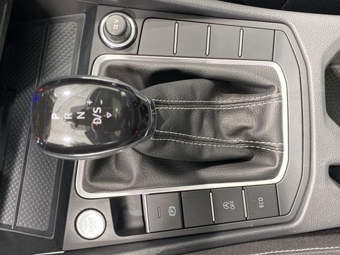 Used 2025 Volkswagen Jetta SE FWD image 19