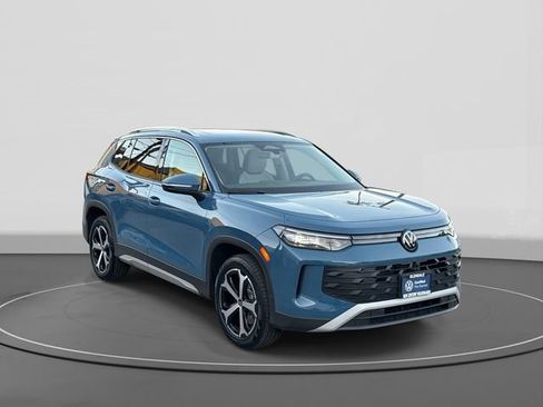 Certified 2025 Volkswagen Tiguan SE w/ Panoramic Sunroof Package image 1