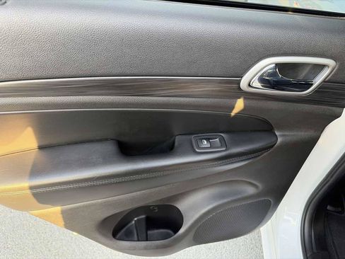 Used 2019 Jeep Grand Cherokee Altitude RWD image 12