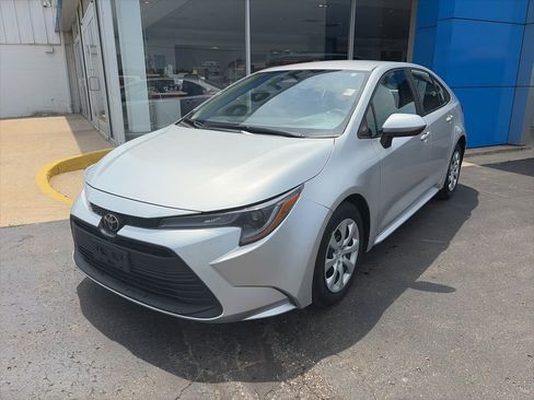 Used 2024 Toyota Corolla LE FWD image 3