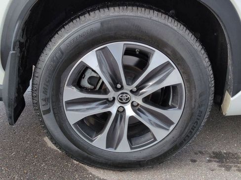 Used 2021 Toyota Highlander XLE image 13