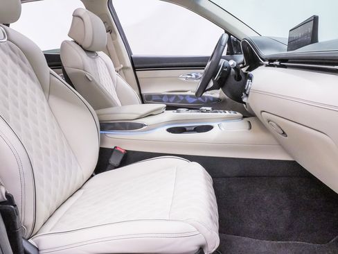 Certified 2025 Genesis GV70 3.5T Sport w/ Sport Advanced Package image 14