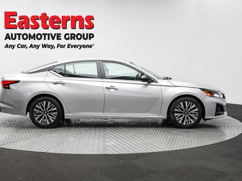 Used 2024 Nissan Altima 2.5 SV image 4