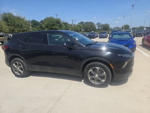 Used 2023 Chevrolet Blazer LT FWD image 2