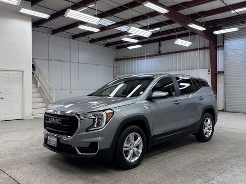 Used 2024 GMC Terrain SLE image 1