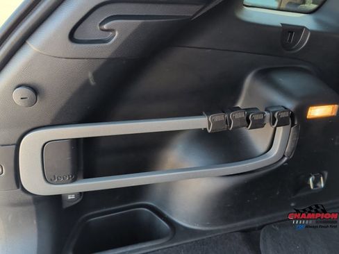 Used 2018 Jeep Cherokee Limited AWD/4WD image 35