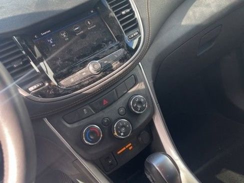 Used 2022 Chevrolet Trax LT w/ LT Convenience Package image 4