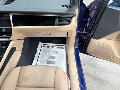 Certified 2026 Porsche Macan AWD/4WD image 18