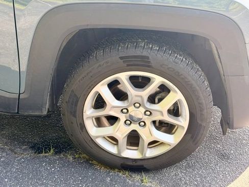 Used 2017 Jeep Renegade Latitude w/ Popular Equipment Group FWD image 29
