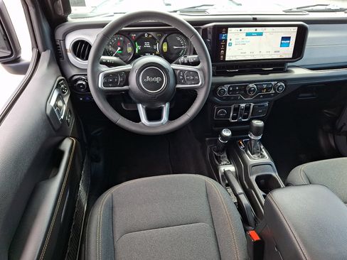 Used 2025 Jeep Wrangler Unlimited Sahara AWD/4WD image 11